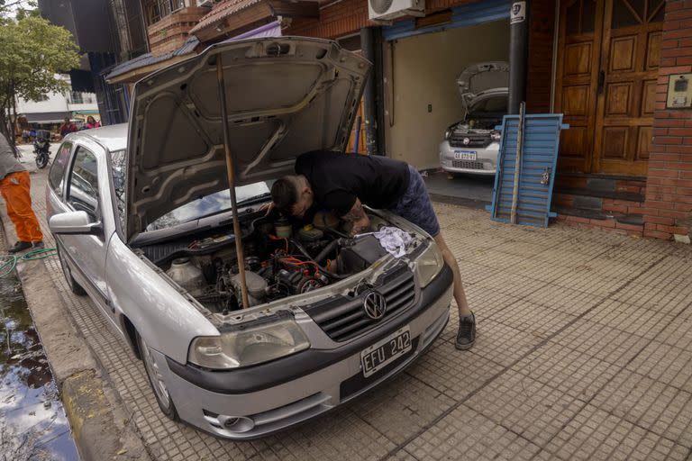 Sebastián Ferrán sumergido en el motor de su auto; dice que se decepcionó después de votar en 2019 a Juntos por el Cambio