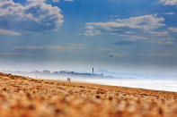 Derrière Bayonne et Biarritz, une autre ville de la côte basque se distingue. Surnommée "La Petite Californie", Anglet plaît aux touristes avec ses onze plages réparties le long de ses 4,5 kilomètres de front de mer.