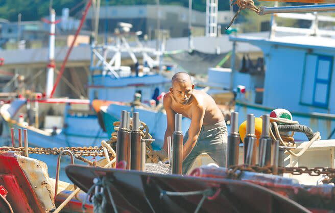大陸解放軍4日起在台灣周邊海域舉行演習，部分漁民取消作業以策安全，在基隆八斗子漁港內，1位漁工忙著整理漁船上的設備。（范揚光攝）