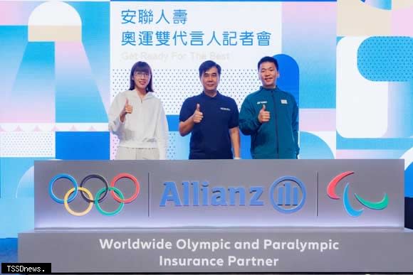 安聯人壽總經理林順才（中）與奧運代言人李洋（右）及黃筱雯（左）合影。