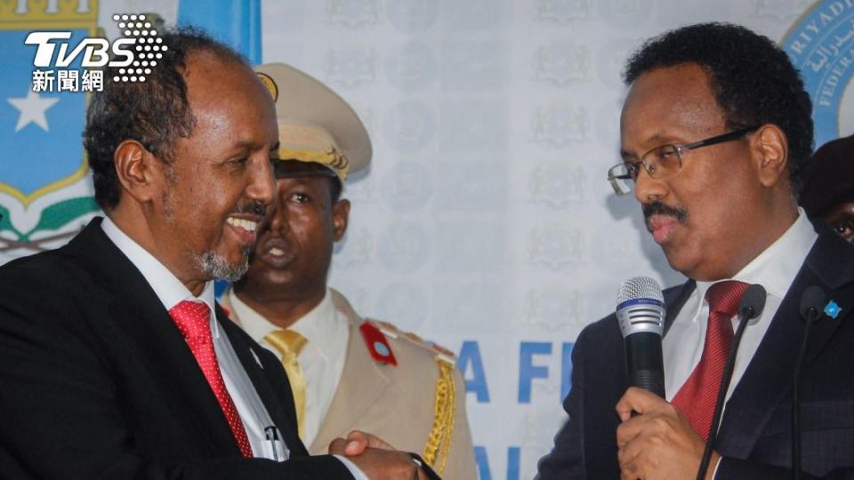 新總統穆罕默德（Hassan Sheikh Mohamud / 圖左）和現任總統法馬喬（Farmajo / 圖右）握手致意。（圖／達志影像美聯社）