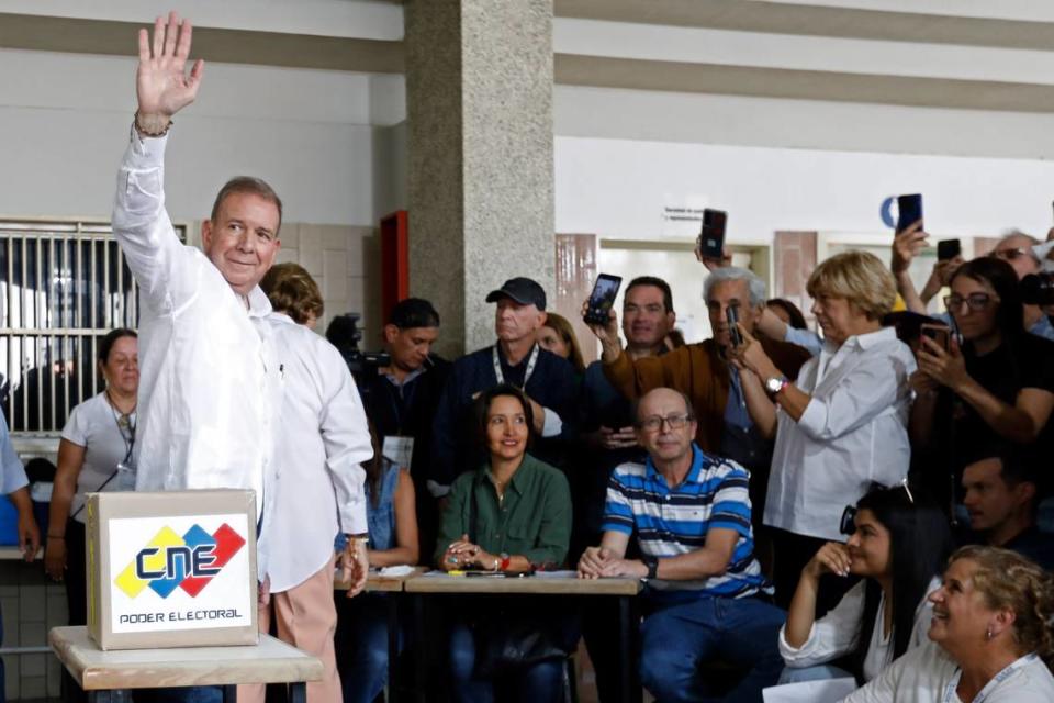 El candidato presidencial de la oposición Edmundo González saluda tras votar en las presidenciales de Venezuela en la escuela Santo Tomás de Villanueva en Caracas, el domingo 28 de julio de 2024.