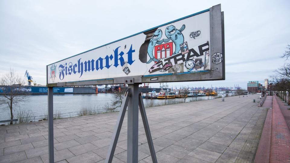 Sonntagmorgen an der Elbe - und der Fischmarkt menschenleer. Seit März hat die Hamburger Institution geschlossen.