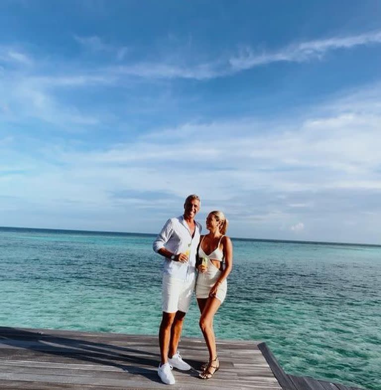 Hernán y Antonella, vestidos de blanco, sonríen con el mar de fondo