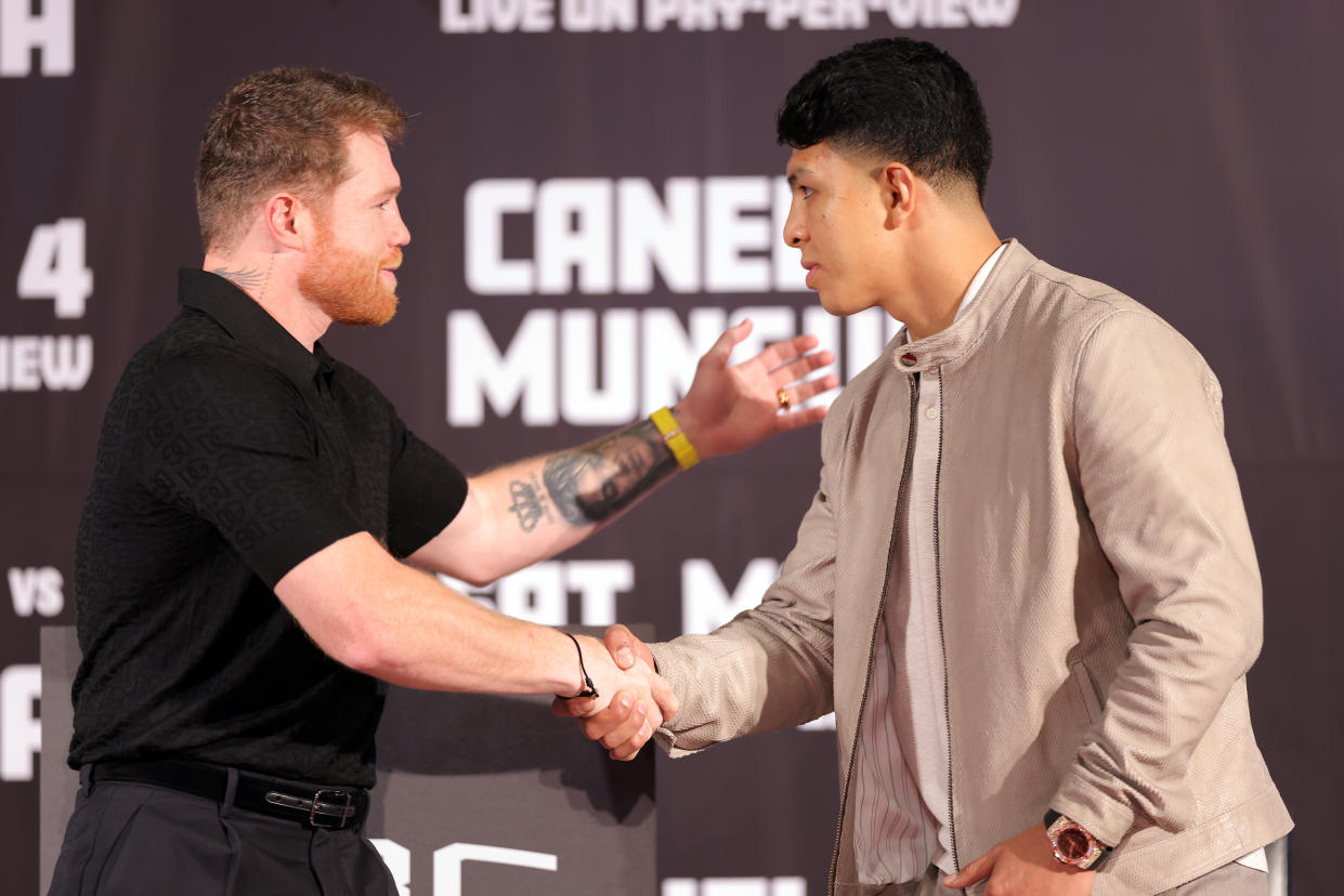 Canelo Álvarez y Jaime Munguía en una conferencia de prensa en marzo pasado. (Katelyn Mulcahy/Getty Images)