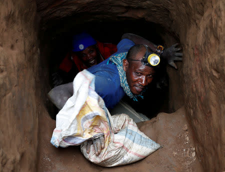 FILE PHOTO: Miners work in a coltan mine in Birambo, Masisi territory, North Kivu Province of Democratic Republic of Congo, December 1, 2018. REUTERS/Goran Tomasevic/File Photo