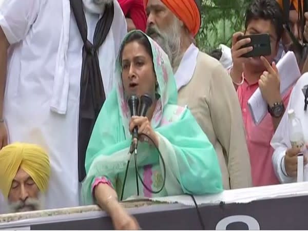 Harsimrat Kaur Badal outside Rakabganj Gurudwara (Photo/ANI)