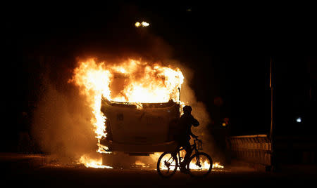 A bus burns during clashes between demonstrators and riot police during a protest against President Michel Temer's proposal reform of Brazil's social security system in Rio de Janeiro, Brazil, April 28, 2017. REUTERS/Ricardo Moraes