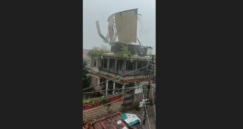 颱風杜蘇芮侵襲，金門地區28日多處傳出災情，有民眾錄下影片，一處民宅頂樓鐵皮遭狂風吹飛解體，相當嚇人。（中央社／民眾提供）