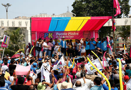 Peru's presidential candidate Pedro Pablo Kuczynski (C) greets suporters during a campaign rally in Puente Piedra in Lima, Peru, May 3, 2016. REUTERS/Mariana Bazo