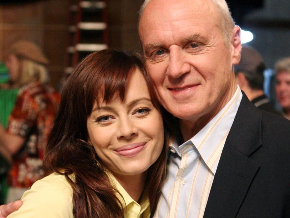 Nachdem Julie (Melinda Clarke) ihren Mann Jimmy verlassen hatte, fing sie eine Romanze mit Caleb (Alan Dale) an. Der wiederum ist aber Kirstens Vater. Ziemlich kompliziert ... Zwar hatte Melinda Clarke einige TV-Rollen ("Vampire Diaries", " Nikita" oder "Entourage"), zu den ganz Großen gehört die Schauspielerin allerdings nicht. (Bild: ProSieben / Warner Bros. Television)