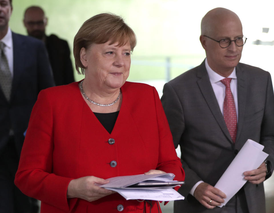 La canciller alemana Angela Merkel y el alcalde de Hamburgo Peter Tschentscher durante una rueda de prensa en Berlín, el miércoles 6 de mayo de 2020. (AP Foto/Michael Sohn, pool)