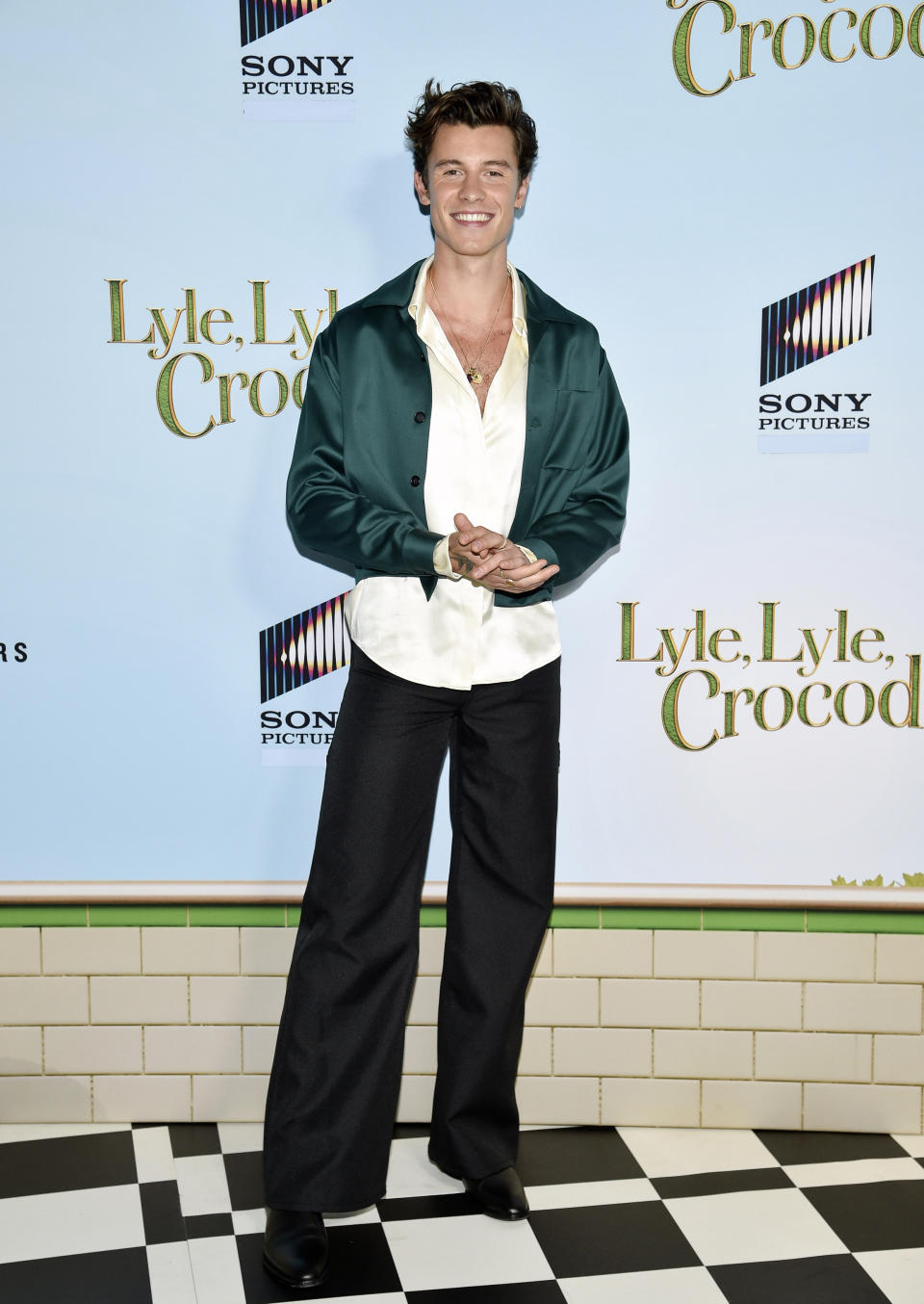 Shawn Mendes posa en la premiere de "Lyle, Lyle, Crocodile" en el cine AMC Lincoln Square el domingo 2 de octubre de 2022 en Nueva York. (Foto Evan Agostini/Invision/AP)