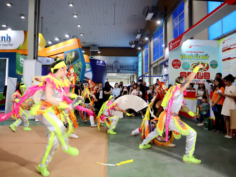 台灣參加2024越南國際旅展 2024年越南國際旅遊博覽會11日至14日在越南首都河 內市舉行，台灣館定時推出街舞融合民俗技藝的舞蹈 表演，吸引越南民眾圍觀。 中央社記者陳家倫河內攝  113年4月12日 