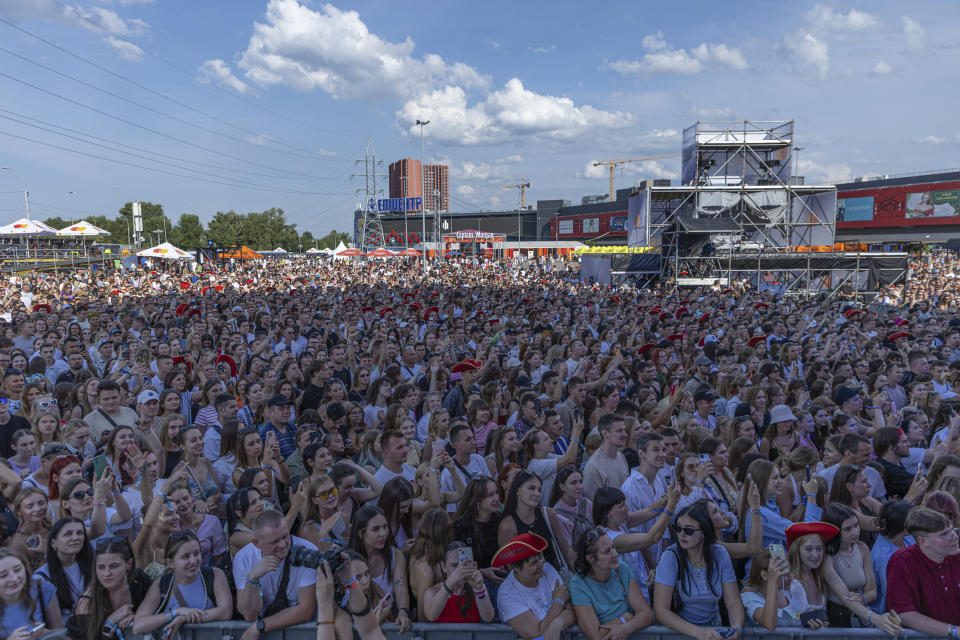 El público disfruta de un concierto en el Festival Atlas en Kiev, Ucrania, el domingo 21 de julio de 2024. Este año, el festival de música más grande de Ucrania tocó una fibra sensible diferente. Atrás quedaron los artistas internacionales, los enormes escenarios y los cientos de miles de visitantes. (Foto AP/Anton Shtuka)