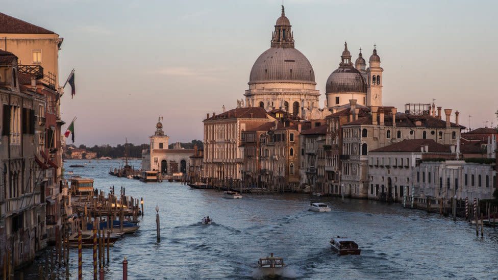 Góndolas, taxis acuáticos y ferries navegan en el Gran Canal de Venecia en 2020