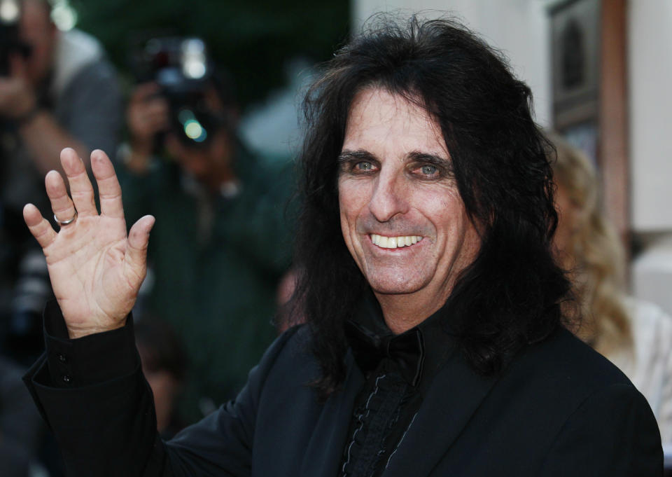 U.S. rock singer Alice Cooper arrives for the GQ Men of the Year 2010 Awards at the Royal Opera House in London September 7, 2010.  REUTERS/Luke MacGregor    (BRITAIN - Tags: MEDIA ENTERTAINMENT)