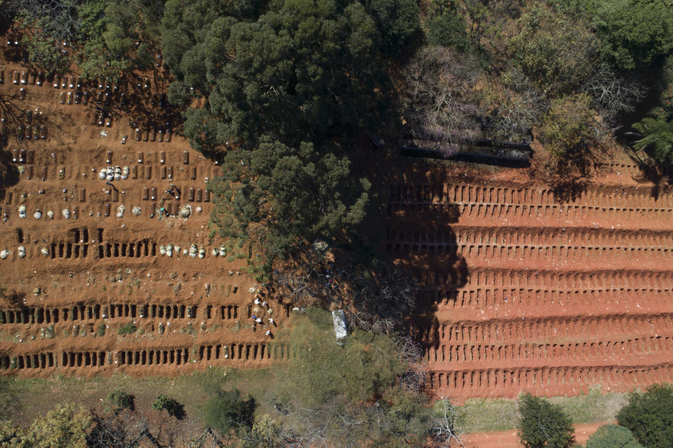 En esta imagen, tomada el 28 de mayo de 2020, vista aérea de tumbas recién excavadas y vacías en el cementerio Vila Formosa, donde se entierra a muchos de los fallecidos por el COVID-19, en Sao Paulo, Brasil. (AP Foto/Andre Penner)