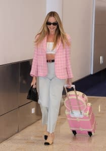 margot-robbie-pink-blazer-2