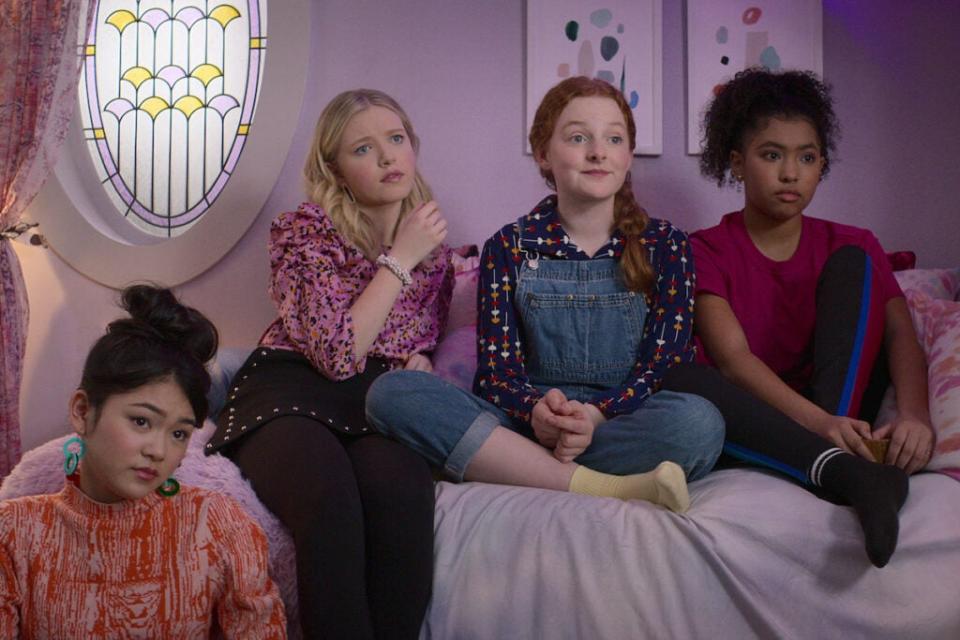 THE BABY-SITTERS CLUB (L to R) MOMONA TAMADA as CLAUDIA KISHI, SHAY RUDOLPH as STACEY MCGILL, VIVIAN WATSON as MALLORY PIKE, and ANAIS LEE as JESSI RAMSEY in episode 206 of THE BABY-SITTERS CLUB Cr. COURTESY OF NETFLIX © 2021