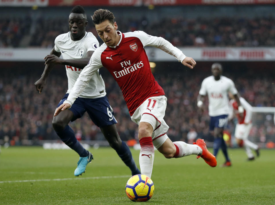 Man U songe à Özil