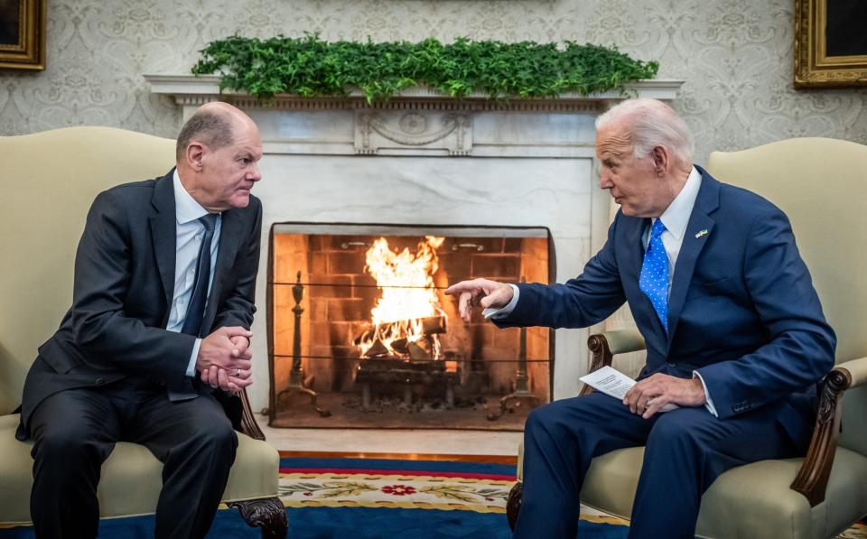 Kanzler Olaf Scholz (SPD, l.) mit US-Präsident Joe Biden im Oval Office im Weißen Haus in Washington, D.C. - Copyright: Picture Alliance