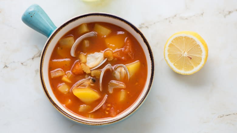 Manhattan chowder with lemon