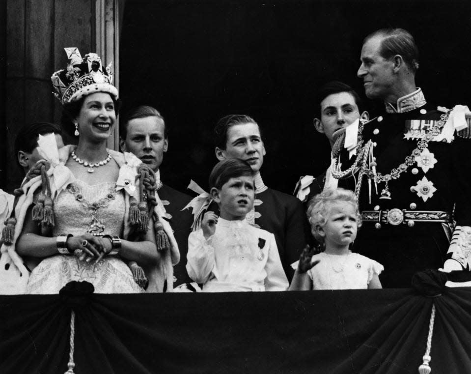 La reina Isabel II en el balcón del Palacio de Buckingham después de su coronación.