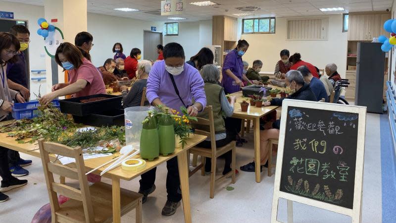 彰化榮家推廣園藝活動　長輩拈花惹草樂活人生