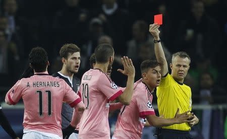 Juventus' Hernanes (L) is shown a red card by referee Bjoern Kuipers during their Champions League group D soccer match in Moenchengladbach, Germany, November 3, 2015. REUTERS/Ina Fassbender