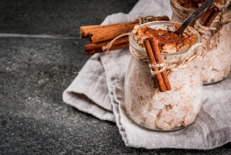 Doch Blumenkohl kann nicht nur in deftigen Rezepten verkocht werden, sondern auch zu leckeren Süßspeisen, wie zum Beispiel Reispudding. Dafür den zerkleinerten Blumenkohl mit Kokosnussmilch aufkochen, mit Zimt, braunem Zucker sowie Vanilleextrakt würzen und mit Granatapfelkernen oder eingelegten Pflaumen servieren. Fertig ist eine gesunde und leckere Nachspeise. (Bild: iStock/Rimma_Bondarenko)