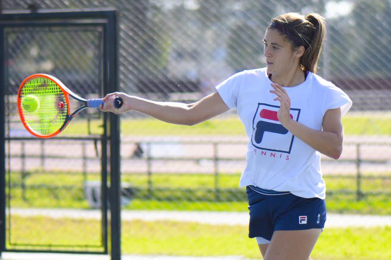 El drive de la pergaminense Julia Riera, en los courts de cemento del Cenard