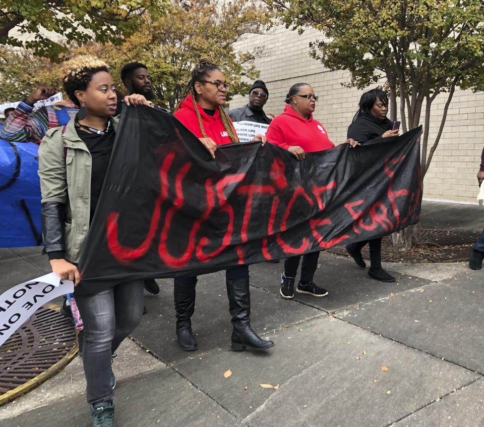 Manifestantes portan una pancarta que dice “Justicia para E.J.”, durante una protesta en el centro comercial Riverchase Galleria en Hoover, Alabama, el sábado 24 de noviembre de 2018. Emantic Fitzgerald Bradford Jr., conocido como E.J., fue abatido a tiros por la policía en el centro comercial en la noche del Día de Acción de Gracias. (AP Foto/Kim Chandler)