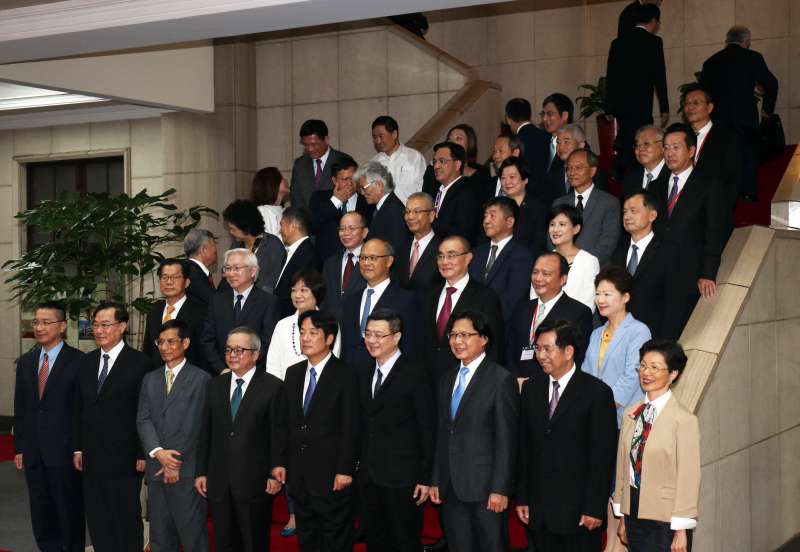 20170908-行政院8日舉行新舊院長交接，新任內閣賴清德與其內閣團隊合照，後面的閣員於照片拍攝中就轉身離開。（蘇仲泓攝）