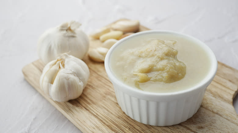 Garlic paste in bowl