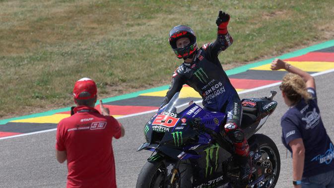 <p>Pembalap Monster Energy Yamaha Fabio Quartararo merayakan kemenangannya&nbsp;dalam MotoGP Jerman di Sirkuit&nbsp; Sachsenring, Minggu, 19 Juni 2022. (Ronny Hartmann / AFP)</p>
