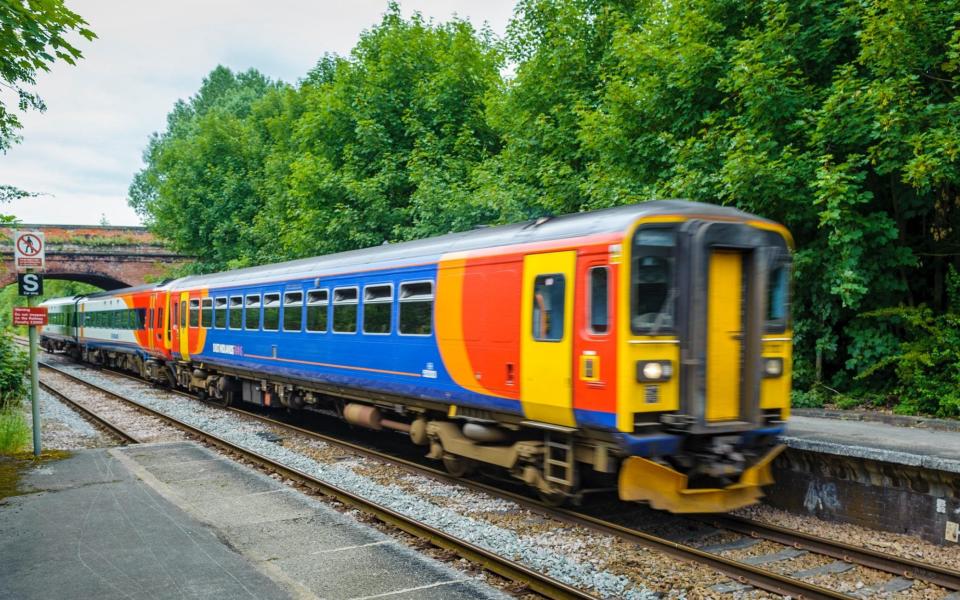 诺丁汉郡的埃尔顿和奥斯顿车站目前每天在每个方向都有一列火车服务 - Matt Limb OBE / Alamy Stock Photo