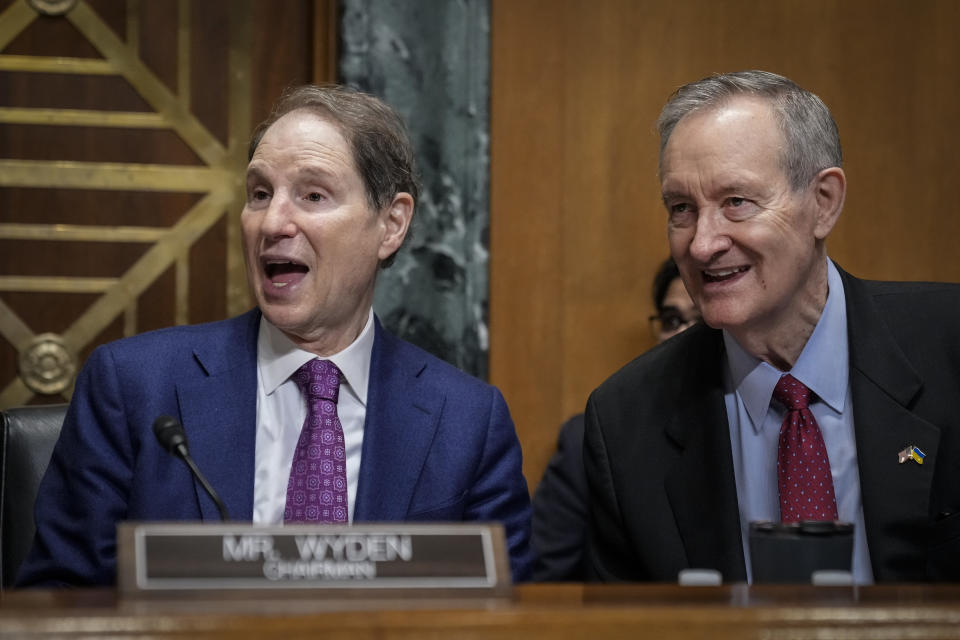 WASHINGTON, DC – MARCH 31: (L-R) Committee Chairman Sen.  Ron Wyden (D-OR) and ranking member Sen.  Mike Crapo (R-ID) attends a Senate Finance Committee hearing on Capitol Hill on March 31, 2022 in Washington, DC.  Tai testifies on President Biden's budget request for fiscal year 2023. (Photo: Drew Angerer/Getty Images)