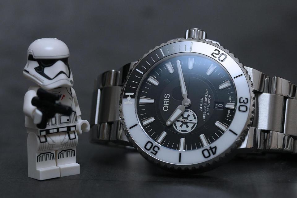 這次試戴的Stormtrooper風暴兵版本，以Aquis潛水錶為基礎43.5mm不鏽鋼錶殼，搭配黑白相間的陶瓷錶圈，這也是目前此價格級距中少見黑白陶瓷圈的作品。
