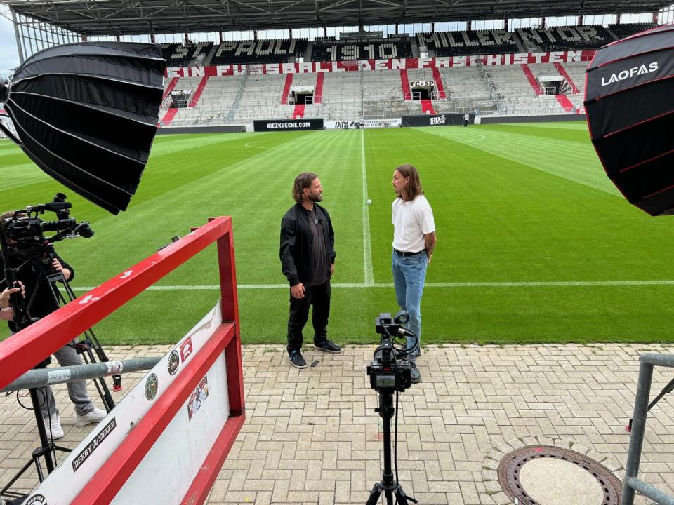 Für die ProSieben-Doku interviewte Adrion unter anderem den australischen WM-Spieler Jackson Irvine vom FC St. Pauli. (Bild: ProSieben)