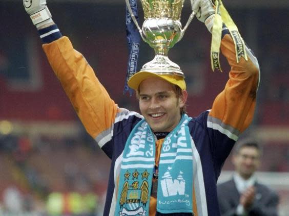 Weaver celebrating with the play-off trophy (Getty Images)