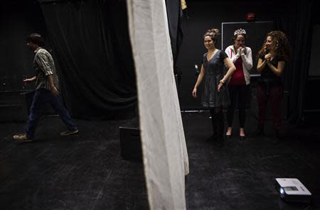 Participants rehearse "The Weiner Monologues" at Hunter College in New York October 30, 2013. REUTERS/Eric Thayer