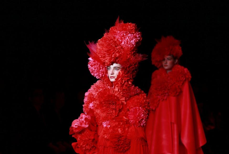 <p>Models tragen Outfits aus der neuen Kollektion von Tokuko Maeda auf der Herbst/Winter Fashion Week 2017 im japanischen Tokio. (Bild: Shizuo Kambayashi/AP) </p>