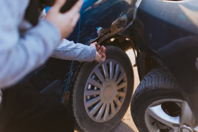 一名男駕駛自豪自己「從未車禍過」，豈料下一秒就被不看路的車A到。(示意圖／shutterstock)