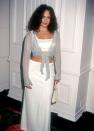 <p>In einem Maxirock und einem Crop Top zeigt sie ihre steinharten Bauchmuskeln.<i> (Bild von Albert L. Ortega/WireImage)</i></p>