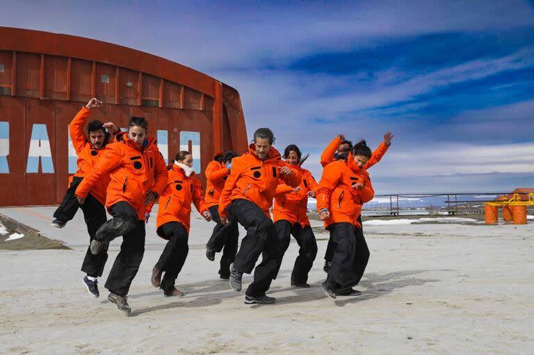 Los bailarines de la Compañía Nacional de Danza Contemporánea y del Ballet Folklórico Nacional en la Base Marambio, con una coreografía a tres grados bajo cero