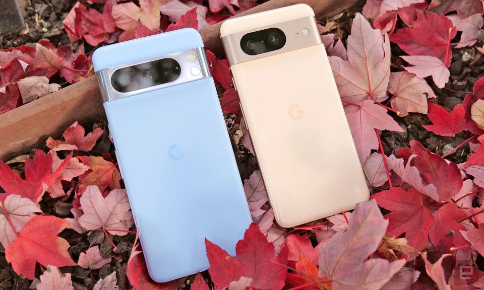 El Pixel 8 es un poco más compacto que el teléfono del año pasado, mientras que el Pixel 8 Pro presenta una nueva parte trasera de vidrio mate. 