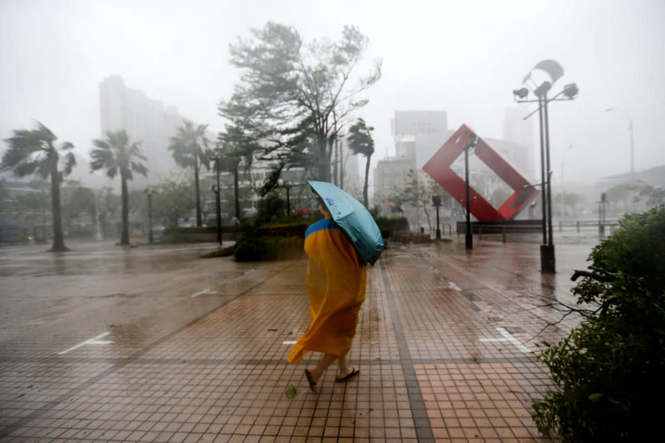 Typhoon Meranti hits Taiwan and heads for China