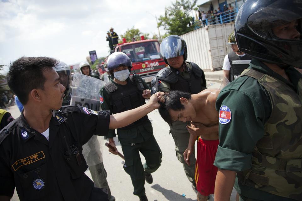 Bangladesh garment workers clash with police 11-14-13