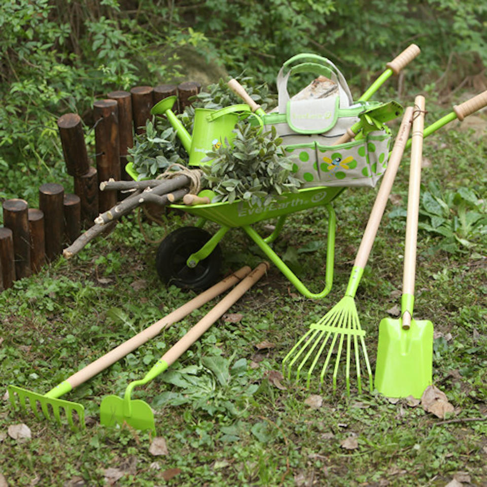 WHAT ARE SOME GOOD GARDENING ACTIVITIES FOR KIDS?